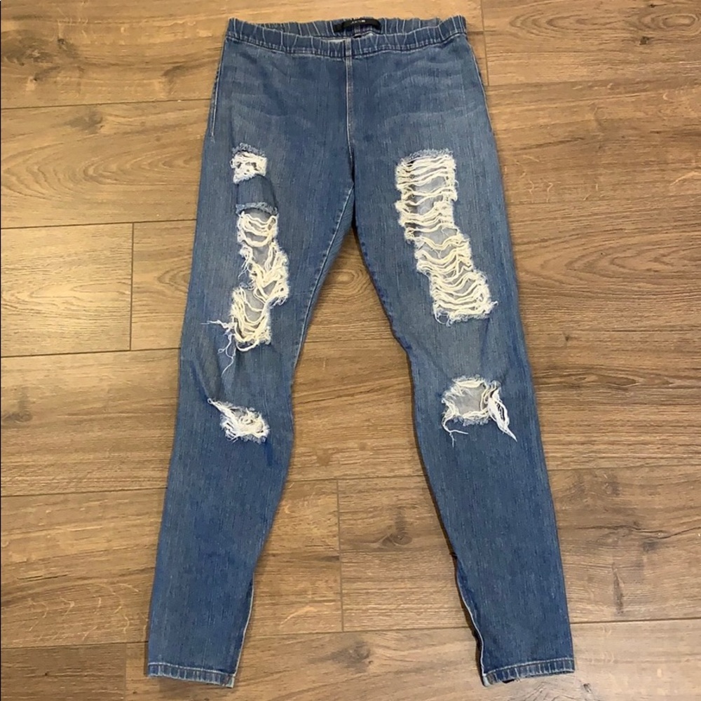 Distressed stretchy denim jeans